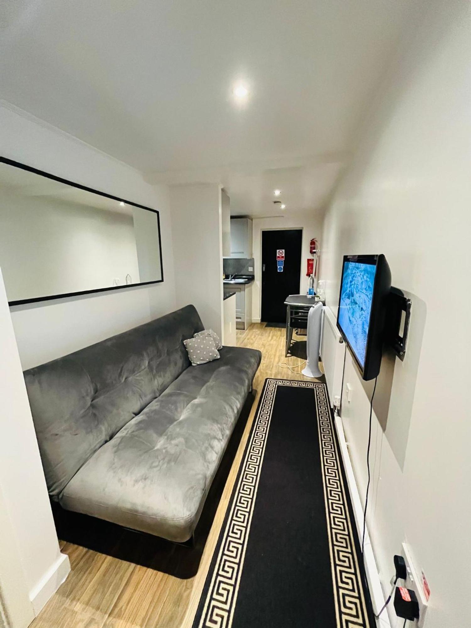Exclusive Private One Bedroom Suite Лондон Экстерьер фото