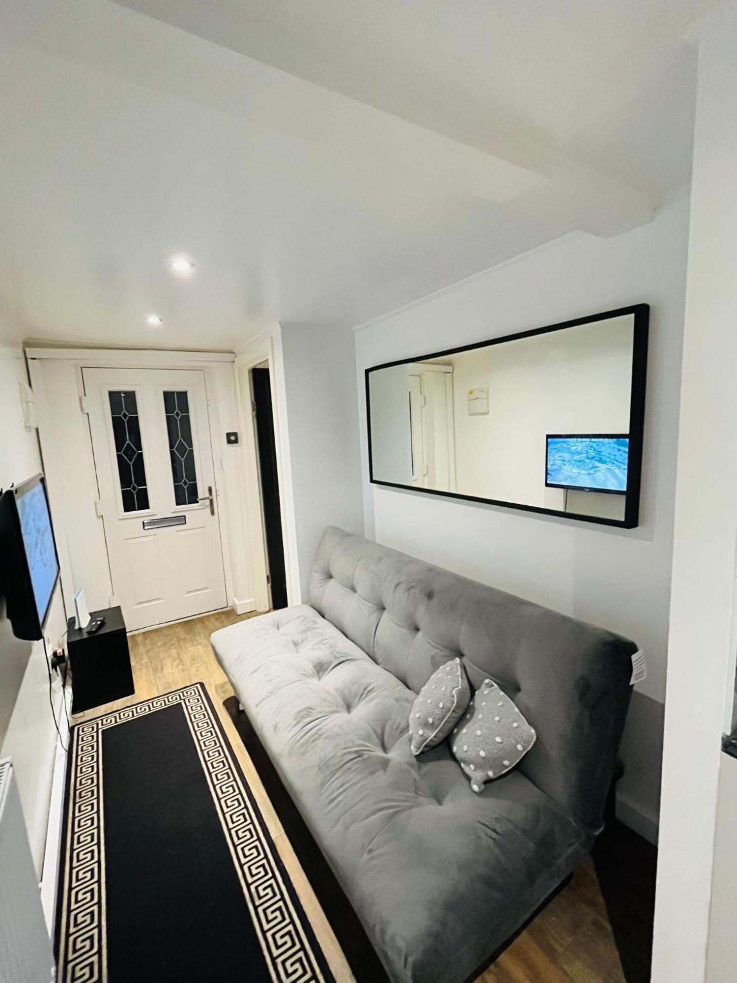 Exclusive Private One Bedroom Suite Лондон Экстерьер фото