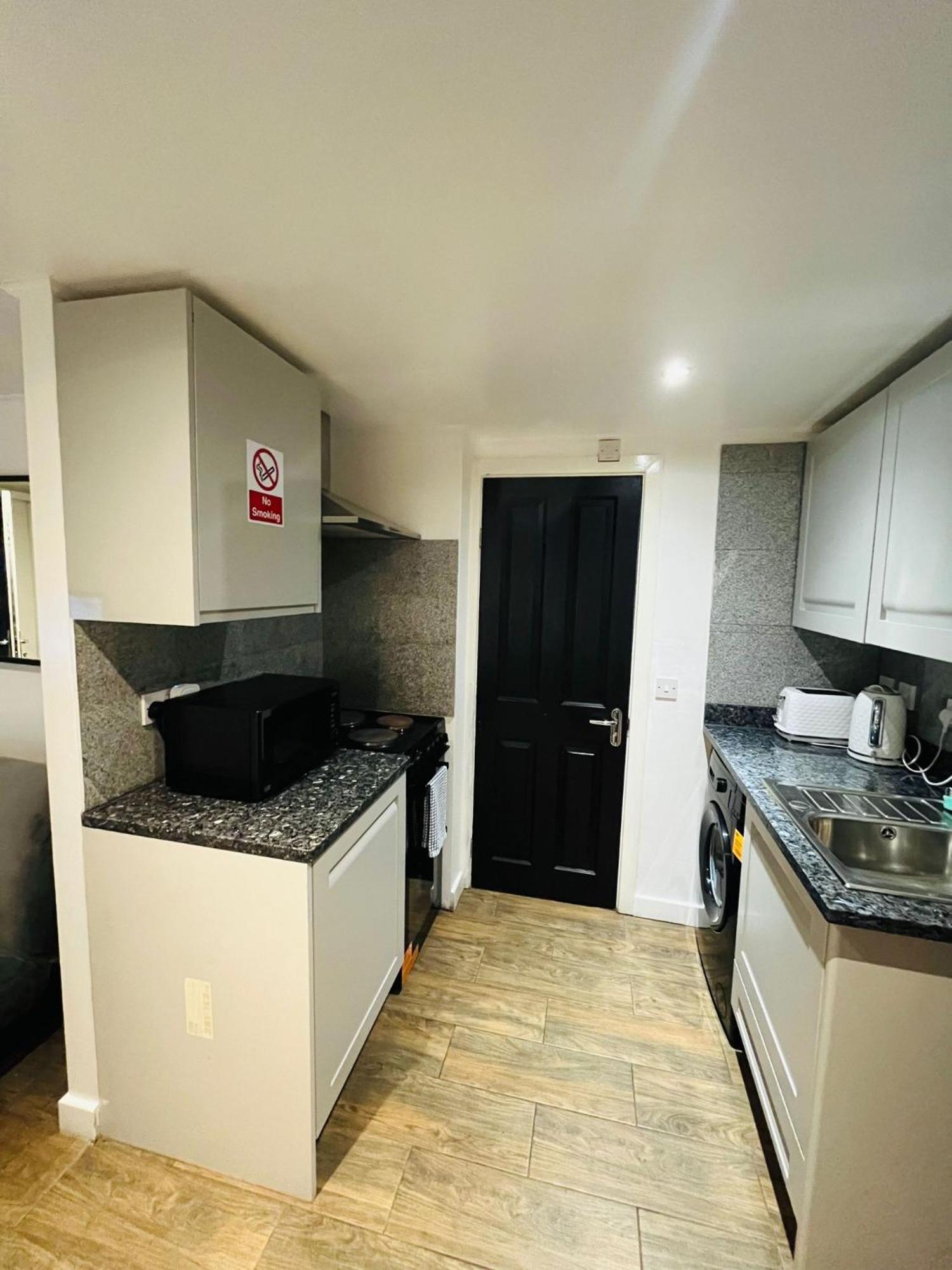 Exclusive Private One Bedroom Suite Лондон Экстерьер фото